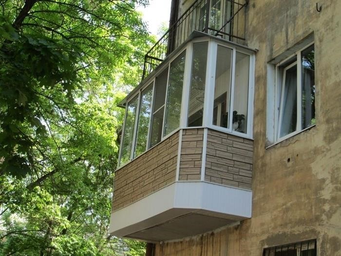 Остекление балкона: переустройство или перепланировка?