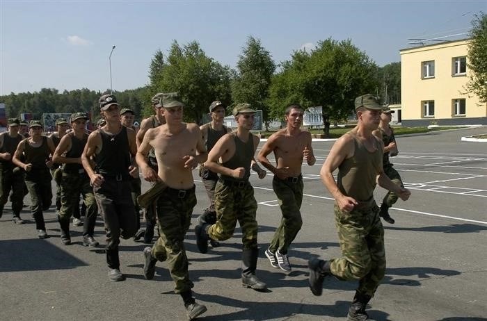 Женщины предпочитают военную службу: преимущества карьеры военного